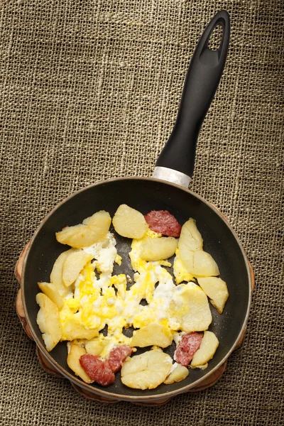 Жареный картофель, яйца и сосиски — стоковое фото