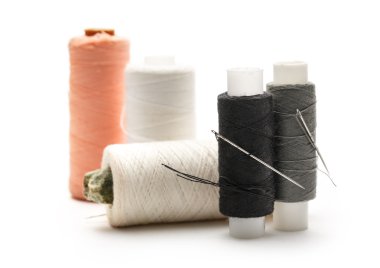 İplik bobin ve iğneler