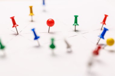 Renkli kağıt pim bağlı