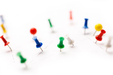 Renkli kağıt pim bağlı