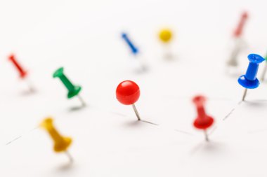 Renkli kağıt pim bağlı