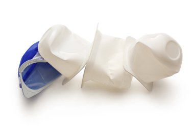 Boş ezilmiş plastik yoğurt kapları