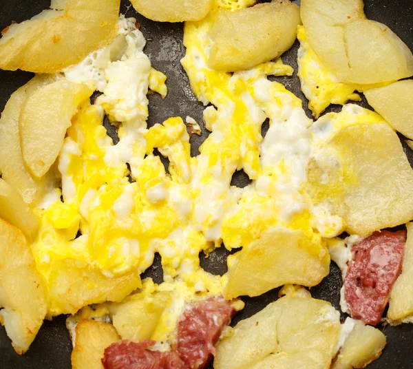 Stekt potatis, ägg och korv — Stockfoto