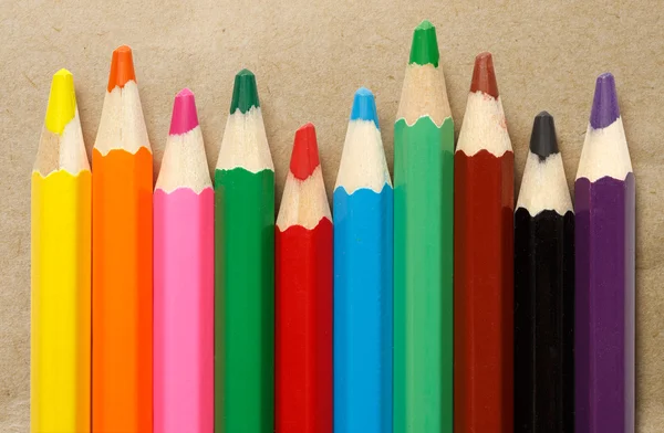 Палитра красочных карандашей для детей — стоковое фото