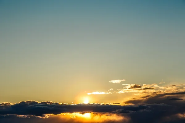 Ciel bleu avec nuages avant le coucher du soleil — Photo