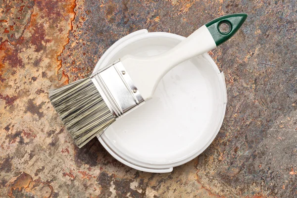 Latta di vernice bianca con pennello — Foto Stock
