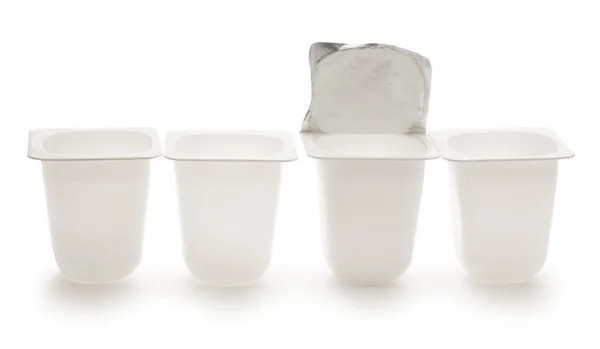 Boş ezilmiş plastik yoğurt kapları — Stok fotoğraf