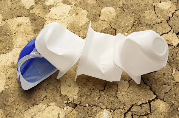 Pusty zgnieciony jogurt plastikowe doniczki — Zdjęcie stockowe