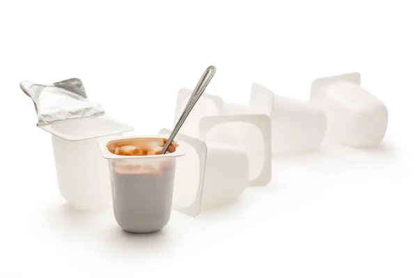 Yogurt aperto in pentola con cucchiaio di metallo — Foto Stock