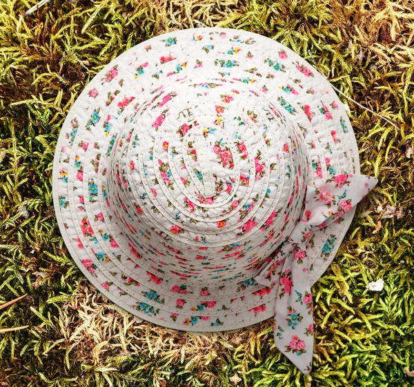 Cappello da sole femminile con fiocco — Foto Stock