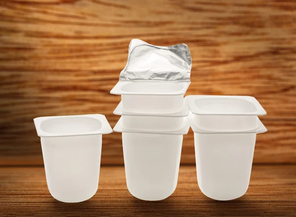 Panelas de iogurte de plástico vazias — Fotografia de Stock