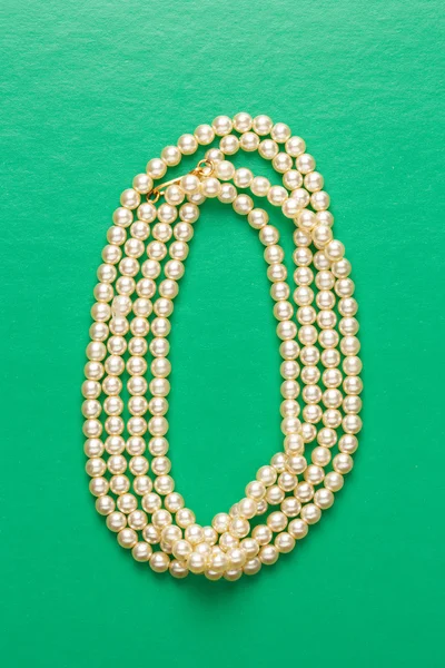 Белое жемчужное ожерелье — стоковое фото
