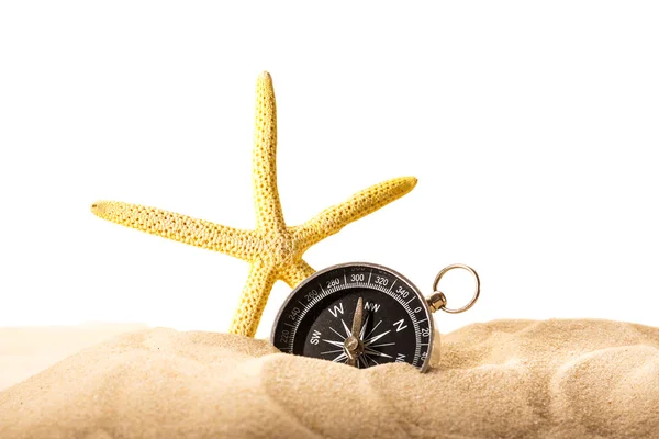 Sea star i kompas w piasku — Zdjęcie stockowe