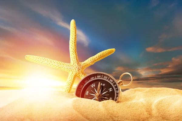 Sea star och kompass i sand — Stockfoto
