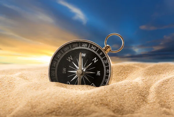 Czarny kompas w piasku — Zdjęcie stockowe