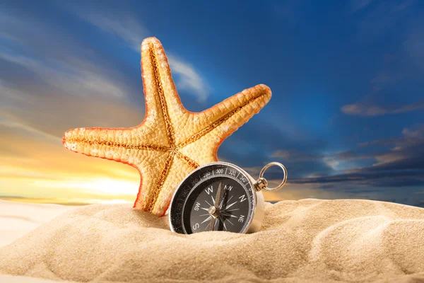 Estrella de mar y brújula en arena —  Fotos de Stock