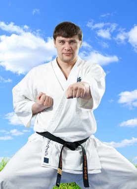 Kimono mavi gökyüzü üzerinde karate ustası