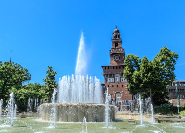 Castello Sforzesco çeşme ile Milan görünümünde