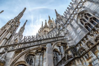 Milano Duomo çatı üzerinden görüntülemek