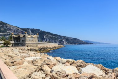 Menton sahil boyunca taş kale