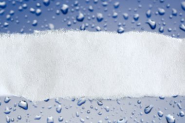 Yırtık kağıt parçası 