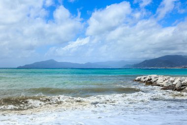 Güzel deniz ve dağ manzarası