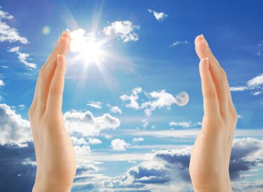 Gökyüzü arka plan üzerinde eller