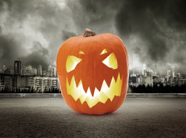 Cadılar Bayramı Balkabağı şehir görünümünde 