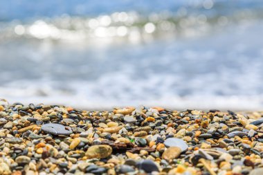 Deniz kıyısı ile bulanıklık dalgalar ve çakıl plajı