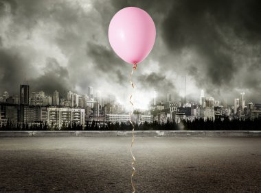 Fırtınalı arka plan üzerinde kırmızı balon