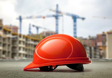 Kırmızı kask binalar ve Vinçler