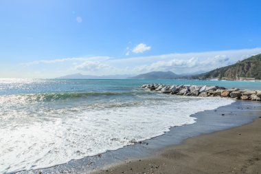 Güzel deniz ve dağ manzarası