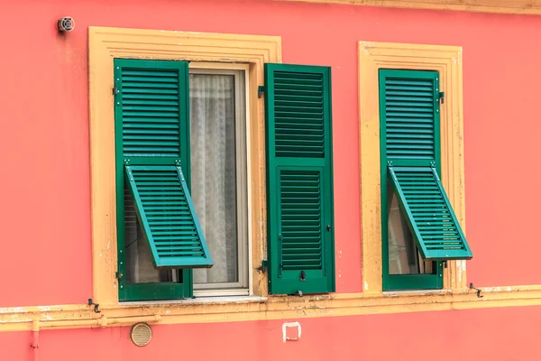 Відкриті вікна старовинними італійськими будинків — стокове фото