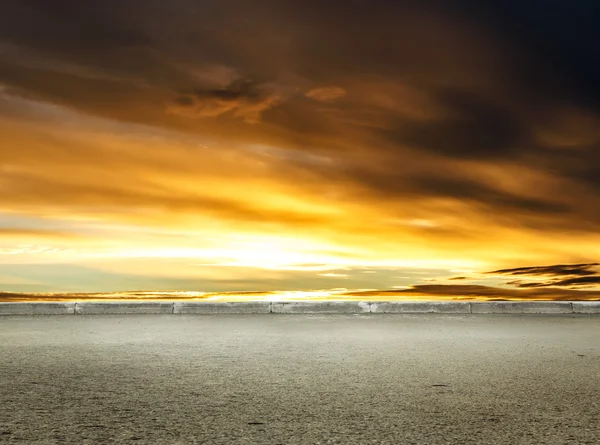 Ciel avec nuages au coucher du soleil — Photo