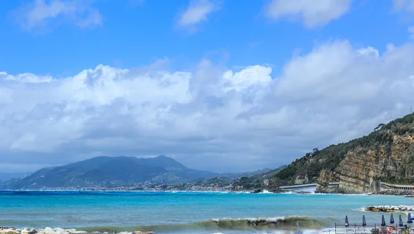 Bella vista sul mare e sulle montagne — Foto Stock