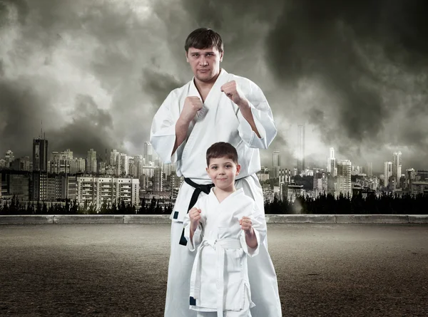 Mistra karate s jeho mladý student — Stock fotografie