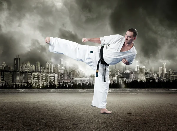 Karate mistrz w kimono — Zdjęcie stockowe