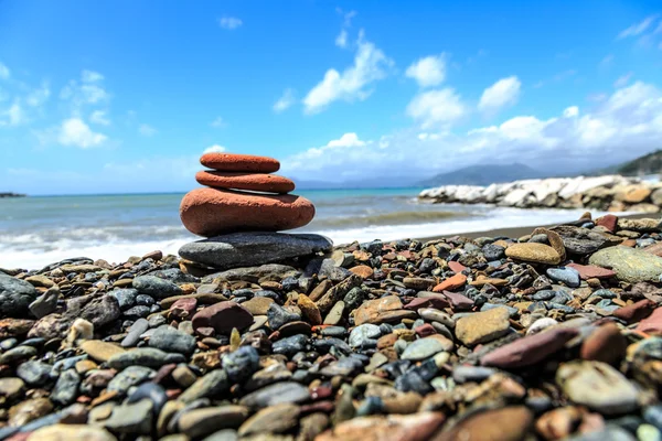 Taş inşaat ile deniz kıyısı — Stok fotoğraf