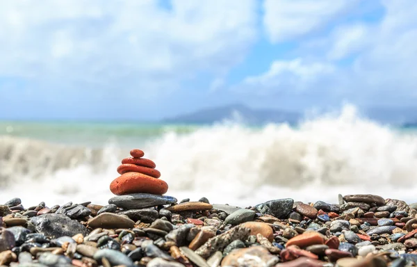 Taş inşaat ile deniz kıyısı — Stok fotoğraf