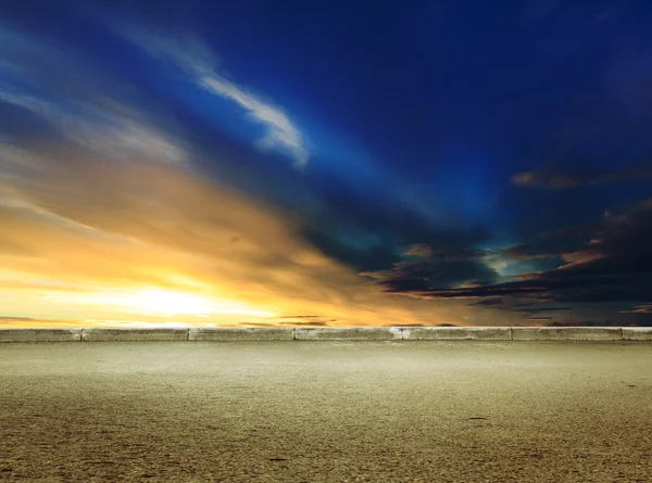 Ciel avec nuages au coucher du soleil — Photo