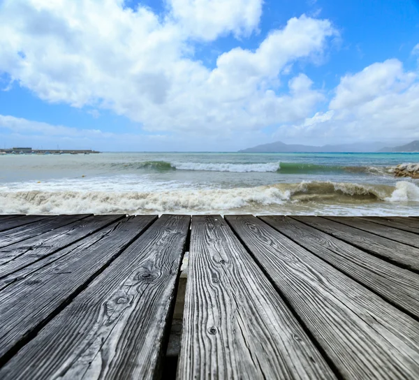 Dřevěné tribuny na výhled na moře — Stock fotografie