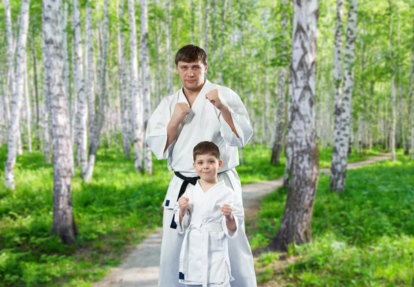 Maestro di karate con il suo giovane studente — Foto Stock