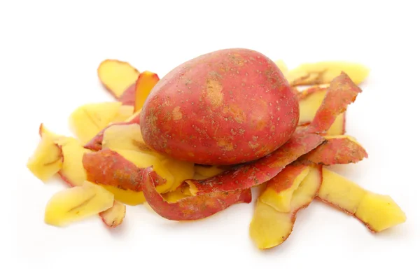 Fresh potato and peels — Stock Photo, Image