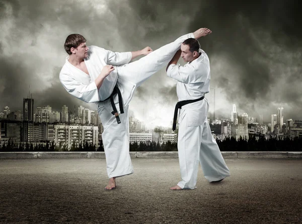 Combatientes de karate en acción — Foto de Stock