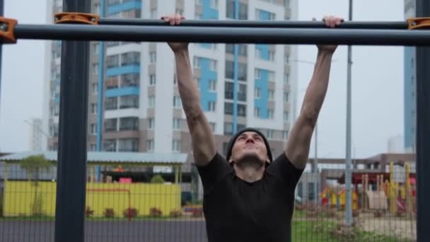 Muscular hombre entrenamiento al aire libre en campo de deportes — Vídeo de stock