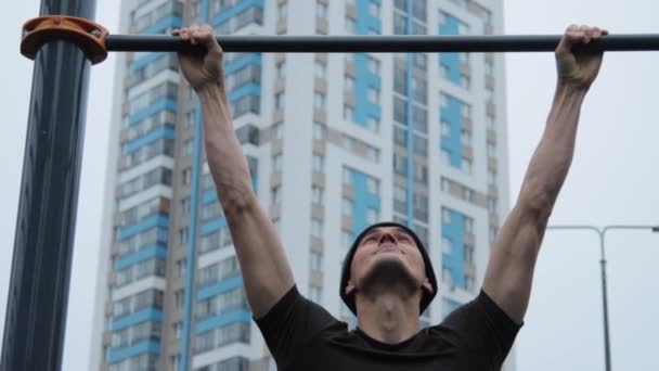 Мышцы тренируются на открытом воздухе на спортивной площадке — стоковое видео