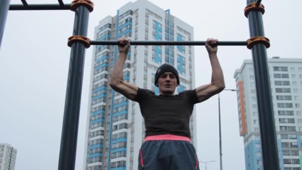 Musculaire training buiten op het sportveld — Stockvideo