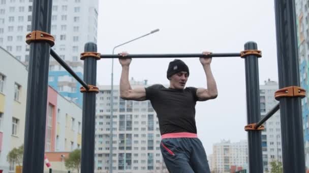 Muscular hombre entrenamiento al aire libre en campo de deportes — Vídeo de stock