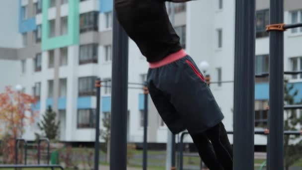 Muscular hombre entrenamiento al aire libre en campo de deportes — Vídeo de stock