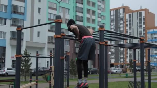 Muscular hombre entrenamiento al aire libre en campo de deportes — Vídeos de Stock